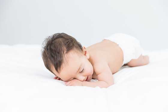 试管代生的看法，婴儿晚上睡觉总是翻身 怎样让婴儿睡觉不翻身